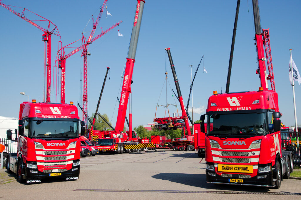2 vrachtwagen en kranen van Winder Limmen in Alkmaar provincie Noord Holland