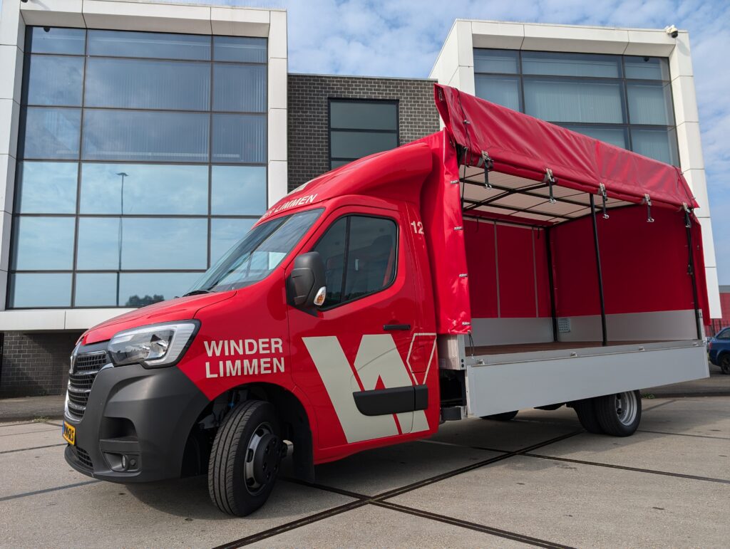 Wij hebben een gloednieuwe pakketdienstwagen in gebruik genomen, wat de bezorging van dozen en pallets door het hele land zal verbeteren. Dit betekent snellere leveringen en een betere service.